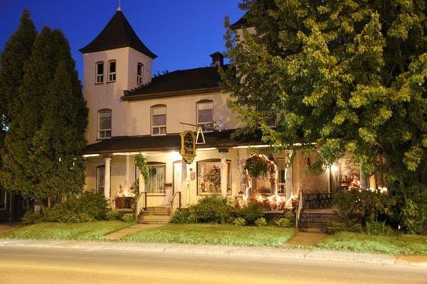 auberge les deux tours Chicoutimi Extérieur photo